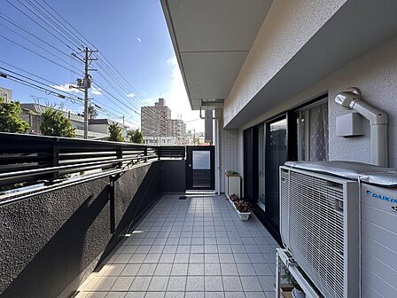 日当たりと風通しに恵まれた開放感のある屋外スペースです。洗濯物やお布団を広々と干すことができるだけでなく、椅子を置いて外の風を感じながら読書やティータイムを楽しむ空間としても活用できます。