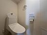 トイレ：〈トイレ〉温水洗浄機能付トイレは、お手洗い場も設置されております。