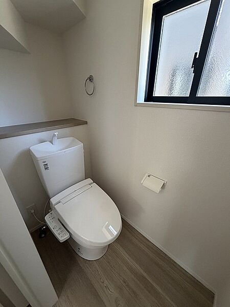 同仕様：1階と2階に温水洗浄便座付きトイレを設置。