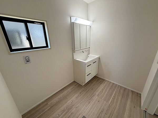 朝の身支度もラクラク広々洗面所♪