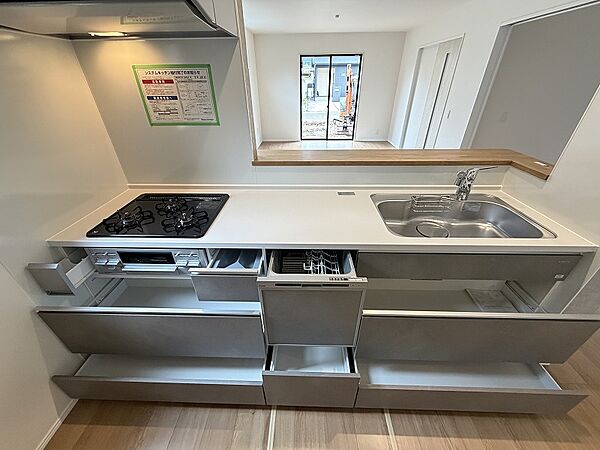 大容量収納のシステムキッチン♪スライド式の引き出しがで調理道具の出し入れがしやすい設計です。