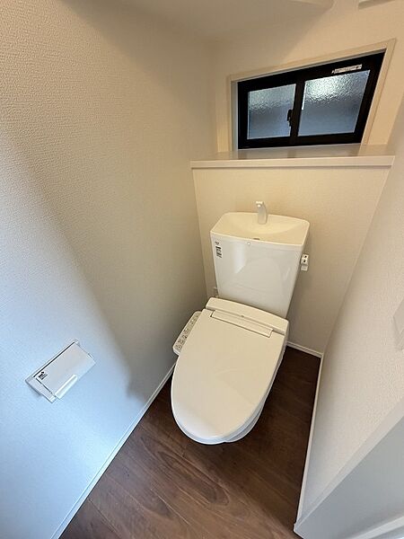 同仕様：1階と2階にウォシュレット機能付きトイレを設置。