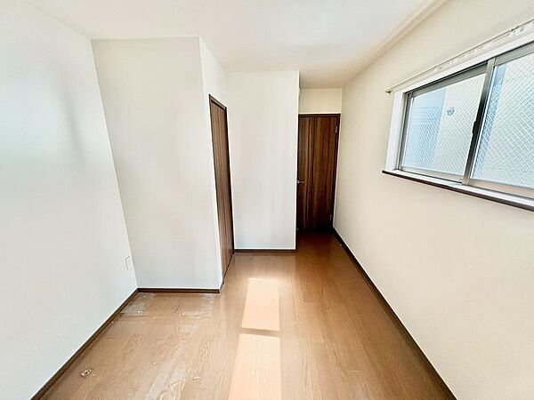 5.75帖の洋室です。