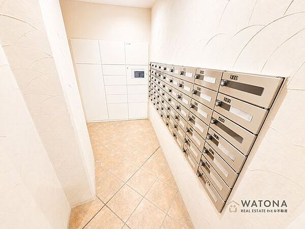 ▼南西・東南の角部屋につき圧迫感が少なく通風環境も良好！▼約55m2の広々としたタイル貼のテラス付です♪▼全室6帖以上、別途17.4帖のリビングお隣にはコンサバトリー付です！▼7帖の主寝室にはWIC…