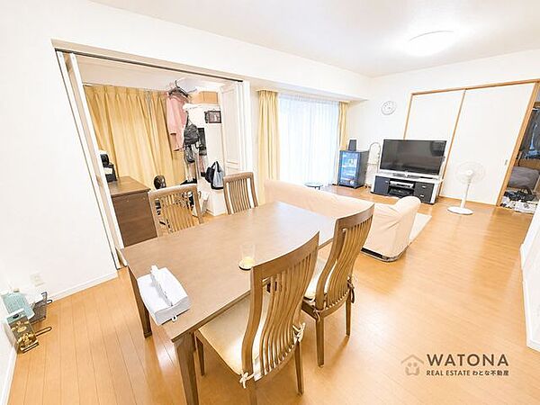 ▼南西・東南の角部屋につき圧迫感が少なく通風環境も良好！▼約55m2の広々としたタイル貼のテラス付です♪▼全室6帖以上、別途17.4帖のリビングお隣にはコンサバトリー付です！▼7帖の主寝室にはWIC…