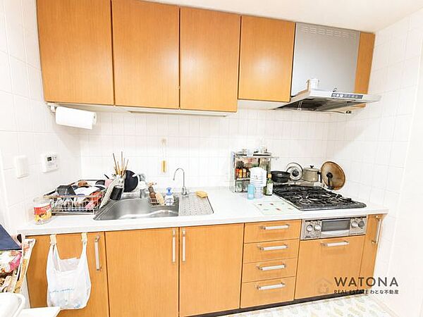 ▼南西・東南の角部屋につき圧迫感が少なく通風環境も良好！▼約55m2の広々としたタイル貼のテラス付です♪▼全室6帖以上、別途17.4帖のリビングお隣にはコンサバトリー付です！▼7帖の主寝室にはWIC…