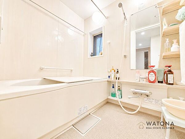 ▼南西・東南の角部屋につき圧迫感が少なく通風環境も良好！▼約55m2の広々としたタイル貼のテラス付です♪▼全室6帖以上、別途17.4帖のリビングお隣にはコンサバトリー付です！▼7帖の主寝室にはWIC…