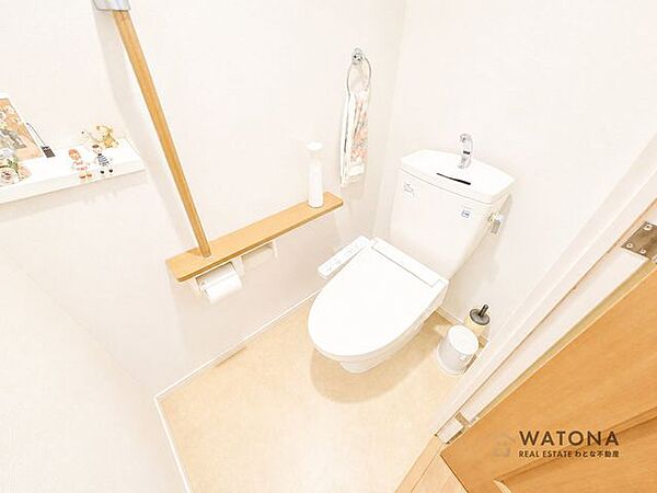 ▼南西・東南の角部屋につき圧迫感が少なく通風環境も良好！▼約55m2の広々としたタイル貼のテラス付です♪▼全室6帖以上、別途17.4帖のリビングお隣にはコンサバトリー付です！▼7帖の主寝室にはWIC…