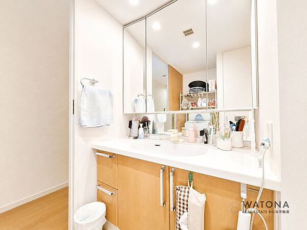 ▼南西・東南の角部屋につき圧迫感が少なく通風環境も良好！▼約55m2の広々としたタイル貼のテラス付です♪▼全室6帖以上、別途17.4帖のリビングお隣にはコンサバトリー付です！▼7帖の主寝室にはWIC…