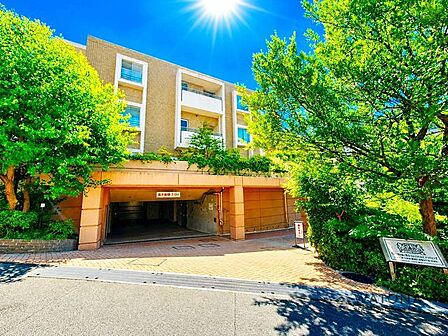 ▼南西・東南の角部屋につき圧迫感が少なく通風環境も良好!▼約55m2の広々としたタイル貼のテラス付です♪▼全室6帖以上、別途17.4帖のリビングお隣にはコンサバトリー付です!▼7帖の主寝室にはWIC…