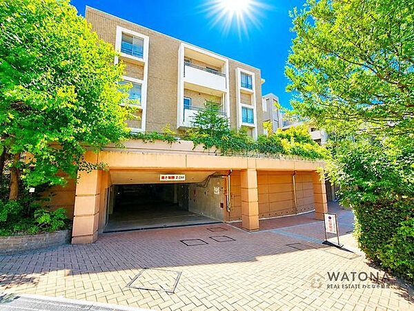 ▼南西・東南の角部屋につき圧迫感が少なく通風環境も良好！▼約55m2の広々としたタイル貼のテラス付です♪▼全室6帖以上、別途17.4帖のリビングお隣にはコンサバトリー付です！▼7帖の主寝室にはWIC…