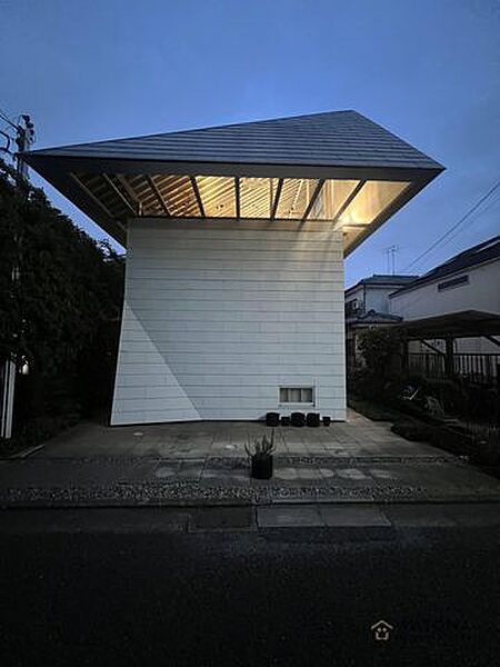 建築当初、ニューヨークタイムズの表紙を飾り、デザイン性を評価された建物です。ご内覧等、お気軽に仲介業者様へご相談ください。