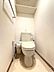 トイレ：シンプルで清潔感あふれるトイレスペース。上部には便利な棚板が設置されており、トイレットペーパーや掃除用品などをすっきり収納しておくことができます。