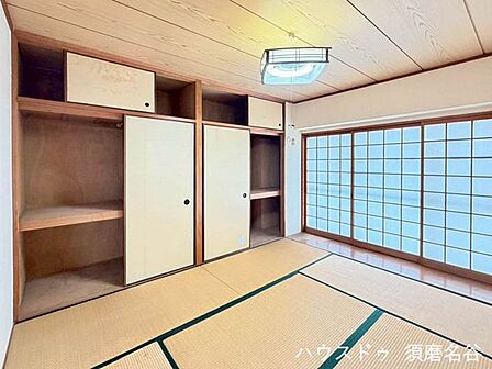 天袋付きの頼もしい大容量の押入れを完備した和室。季節外のお布団やかさばる日用品などもすっきり収納でき、お部屋を広く保てます。