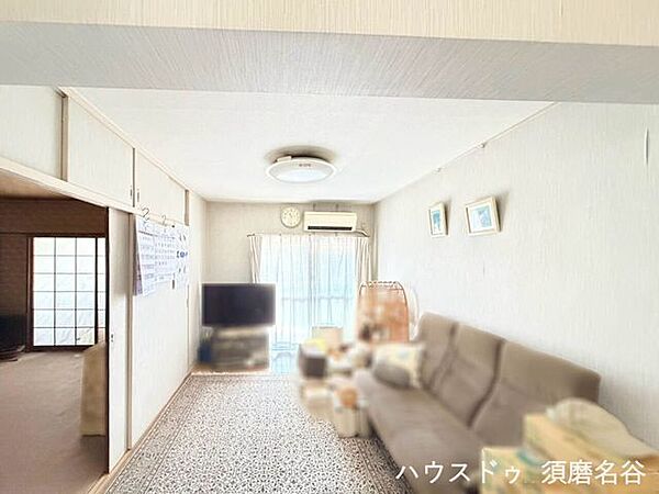 大きな窓から明るい陽射しが差し込むリビング。家具を配置してもゆとりのある広さで、ご家族皆様でゆったりとくつろげる、居心地の良い憩いの空間です。