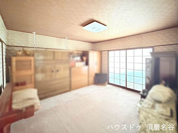 陽当たり良好で、大きな窓から光が差し込む明るい和室。客間としてはもちろん、ご家族の寝室や趣味のお部屋など、用途に合わせて多目的に活用できます。