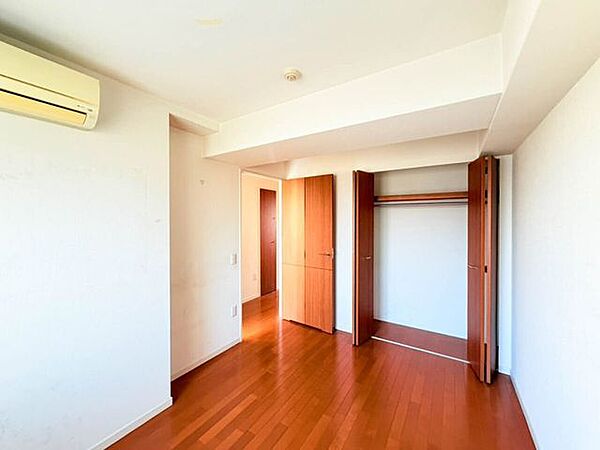 クローゼットを備えた洋室。お部屋を圧迫せずより広く見せる効果があり、お気に入りの服をサッと取り出せる使い勝手の良い造りです。