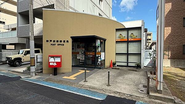 マンションの隣に郵便局があります