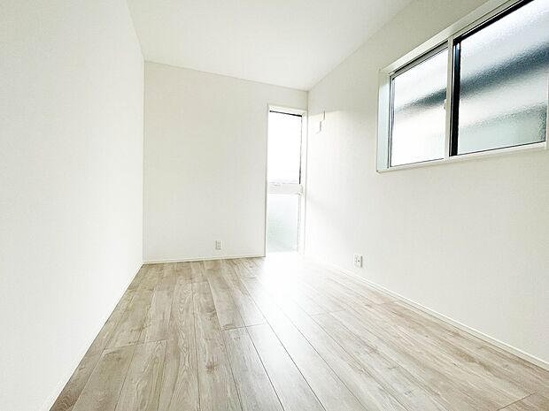 明るい窓のあるお部屋は子供部屋にぴったり。可愛い家具で素敵なお部屋に。
