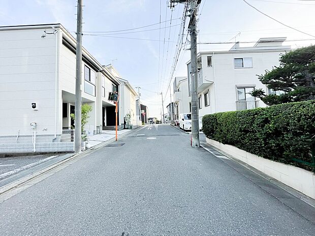 前面道路でお車を駐車するのも楽々。