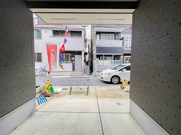 ビルトインガレージは、車がきれい。ビルトインガレージなら「野ざらし、雨ざらし、吹きさらし」になりません。汚れやいたみは減り、車の掃除もラクになります。