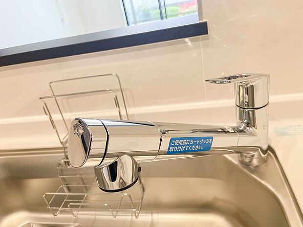 一つの蛇口で「原水(水道水)」「シャワー」「浄水」を切り替えられる、浄水器を内蔵した混合水栓です。浄水は、水栓本体の首部分に付属のカートリッジをセットして使用します。