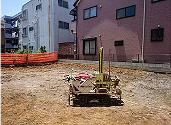 家を建てる土地の状態を事前に確認 建築前に必ず地盤の状態確認を実施。建物規模に合った地耐力があるか確認し、補強が必要な場合は補強工事を行います。補強工事の有無に関わらず、20年間の保証付です。