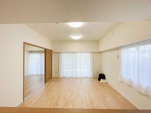 通風・採光に優れ、心地よい光と風が溢れています。 贅沢で豊かな居住性と、プライドを満たすクオリティが見事に調和した住空間。新築ならではの快適なひとときをご体感頂ける筈です。