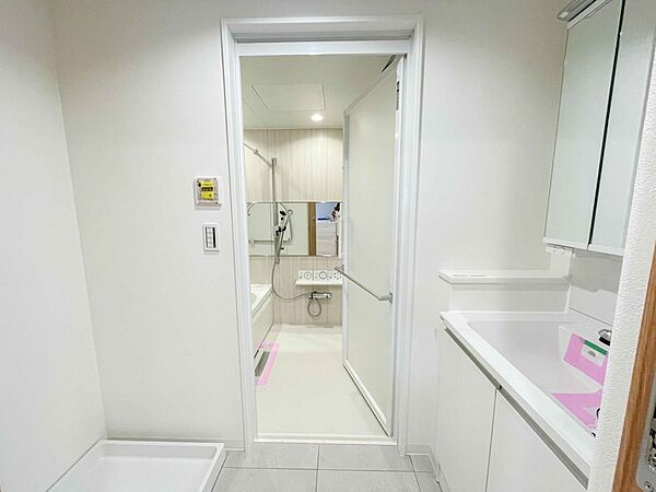 大きく見やすい三面鏡で清潔感ある洗面台は、身だしなみチェックや肌のお手入れに最適です。何かと物が増える場所だからこそ、スッキリと見映えの良い空間に拵えました。