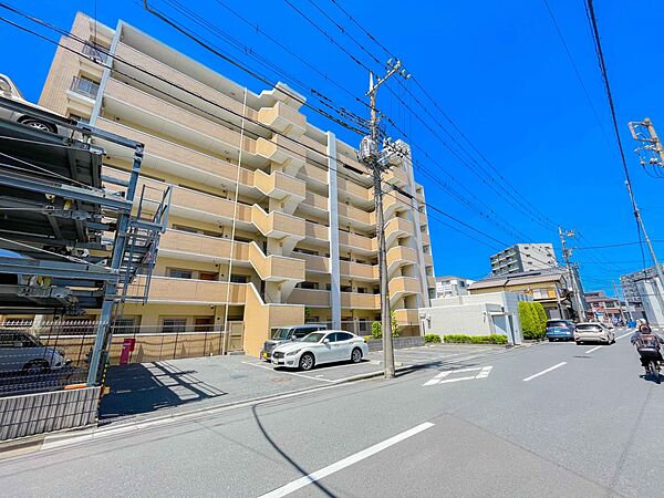 居住者の帰り、訪れる方を優しく迎える・安らぎに満ちた生活空間を予感させる。健やかな暮らしを楽しめそう。