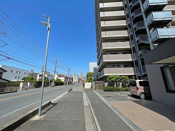 前面道路の日当たりの良い明るいお家。