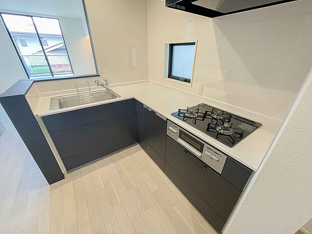 三口コンロで料理の幅を拡げてくれる使いやすいシステムキッチンを採用。洗い場も大きいので野菜や食器を洗ったりする際にも捗り、奥様の強い味方となってくれるはずです。