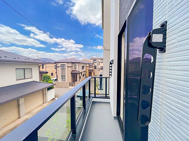 青い空が近くに感じるバルコニーは、爽やかな風をお部屋へ運んでくれます。