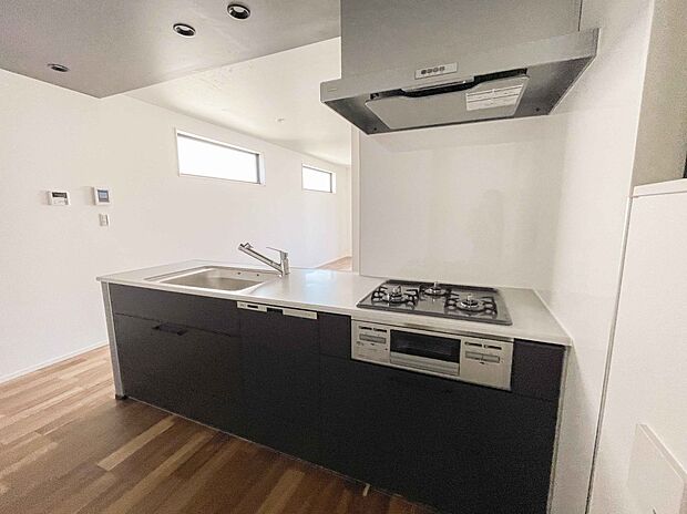 三口コンロで料理の幅を拡げてくれる使いやすいシステムキッチンを採用。洗い場も大きいので野菜や食器を洗ったりする際にも捗り、奥様の強い味方となってくれるはずです。