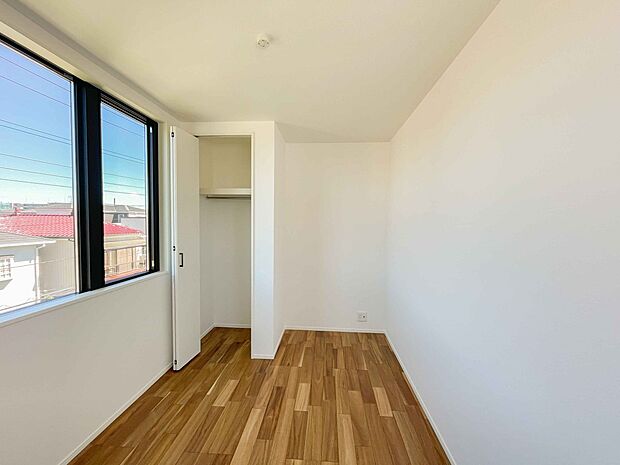 明るい窓のあるお部屋は子供部屋にぴったり。可愛い家具で素敵なお部屋に。