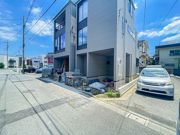 前面道路でお車を駐車するのも楽々。
