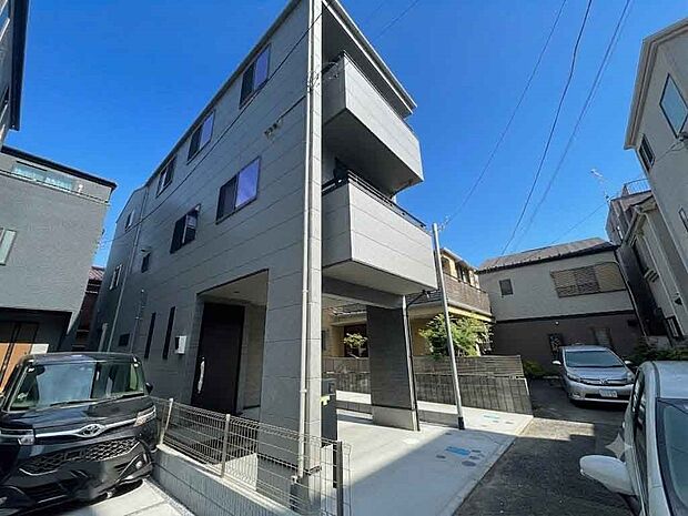太陽に愛された邸は、陽当り・通風に優れた魅力的で快適さを追求した新築戸建でした。ここに住むからこそ意味がある。そんな特別感に浸りながら、毎日をお過ごしして欲しいです。