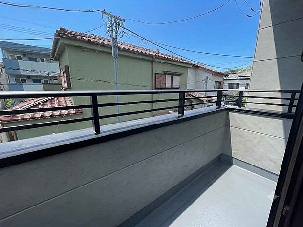 青い空が近くに感じるバルコニーは、爽やかな風をお部屋へ運んでくれます。