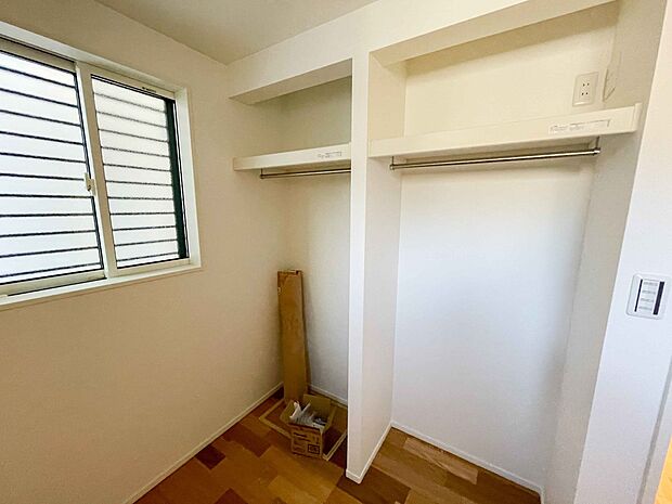 壁面クローゼットのメリットは、衣類が横一列に並ぶためひと目で洋服が選びやすいこと。衣類をたくさんお持ちの方も、限られたスペース内に無理なく収納することができます。