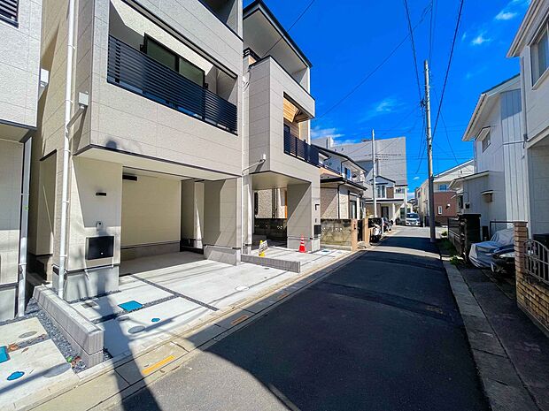 前面道路でお車を駐車するのも楽々。