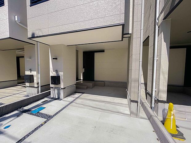 駐車場がある戸建を持つ最大のメリットは、駐車場代金を支払い続ける必要がないことです。賃貸住宅に住んでいる方が、戸建の購入を考えるきっかけに挙げることが多いようです。