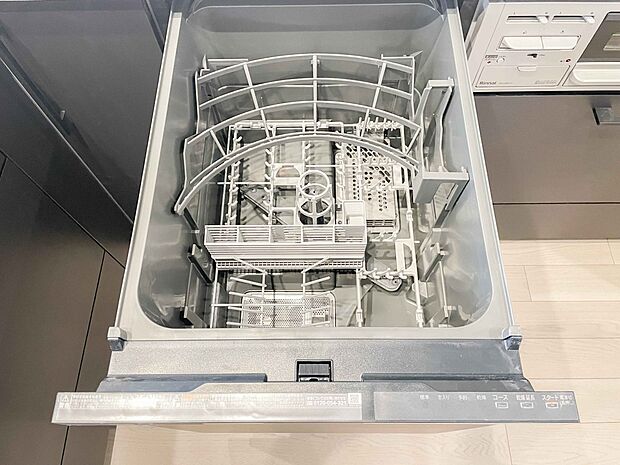 ビルトイン食器洗乾燥機。家事のお手伝いをしてくれる奥様の味方です。食器を洗っている間にお掃除など、様々なシーンで家事の時短に役立つ食洗機。省スペースのビルトインタイプを採用致しました。