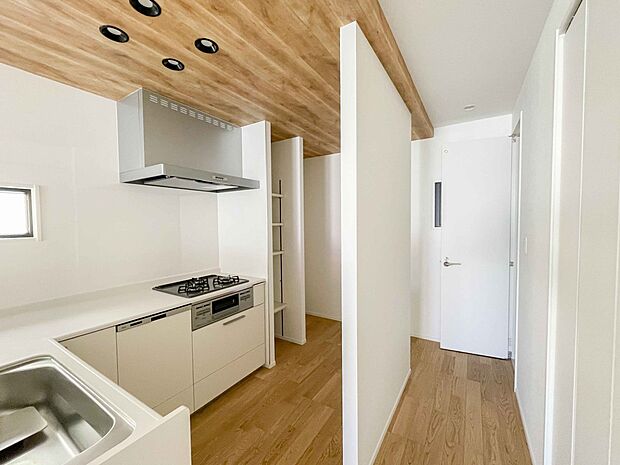明るい自然光が入る作業スペースを多くとった壁付けキッチン採用。夫婦揃ってキッチンに立っても調理がしやすく、家事をしながら会話も弾みます。食器類もすっきりと片付く収納力。