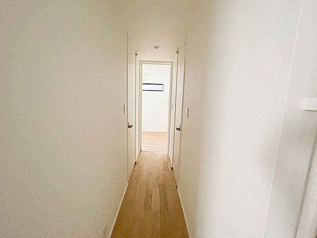 暗くなりがちな廊下も明るい陽光が差し込み …