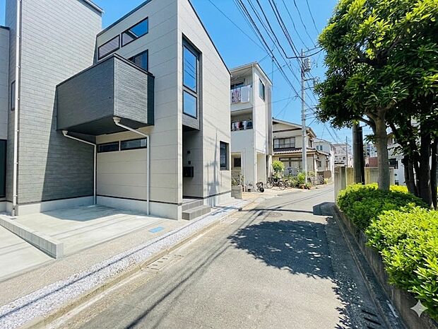 前面道路の日当たりの良い明るいお家。