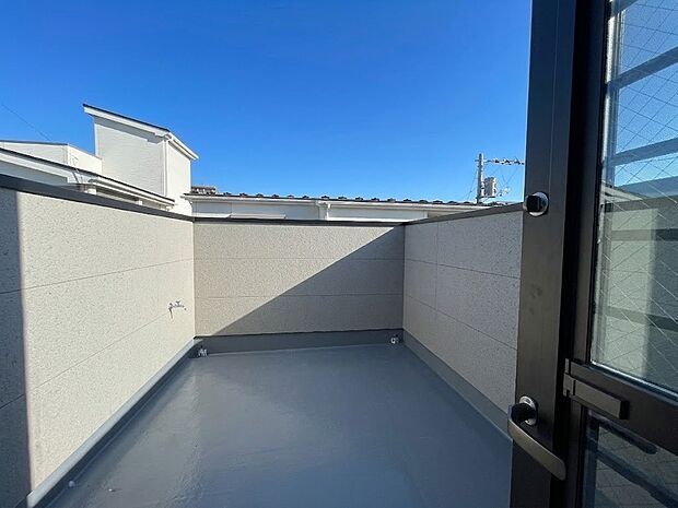 バルコニーから差し込む陽光・通風は、住環境・快適性と共に有り続ける貴重な「財産」です。この新築戸建に住まう事で手に入れるものは、きっと日常にとっても貴重な存在となるはずです。