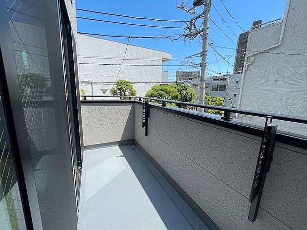周辺は高い建物が無く、解放感が感じられます。