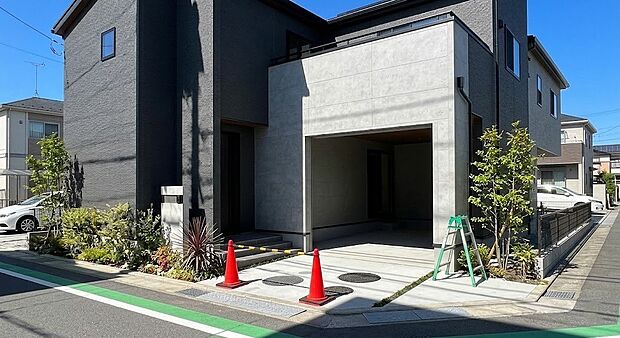 前面道路でお車を駐車するのも楽々。