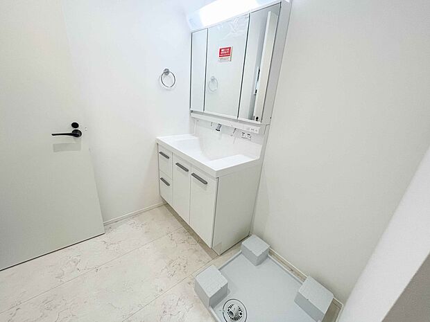 毎日使う洗濯機。しっかりと奥行きのある置き場が確保されています。