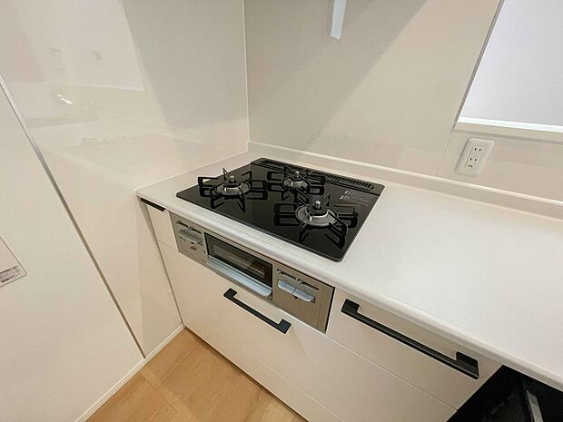 三口コンロで料理の幅を拡げてくれる使いやすいシステムキッチンを採用。洗い場も大きいので野菜や食器を洗ったりする際にも捗り、奥様の強い味方となってくれるはずです。